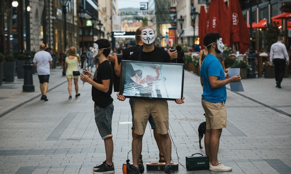 Cube of truth demonstráció a Váci utcában