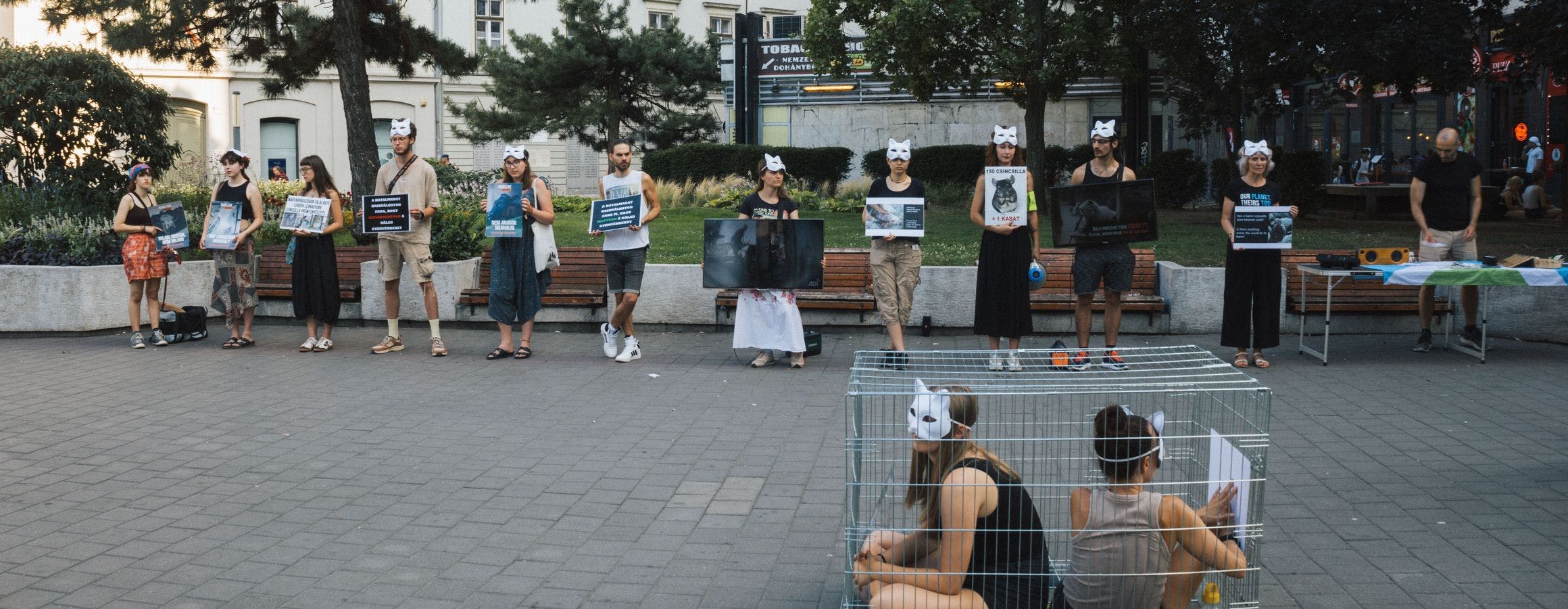 Az állatok teste nem ruházat demonstráció a Deák Ferenc téren